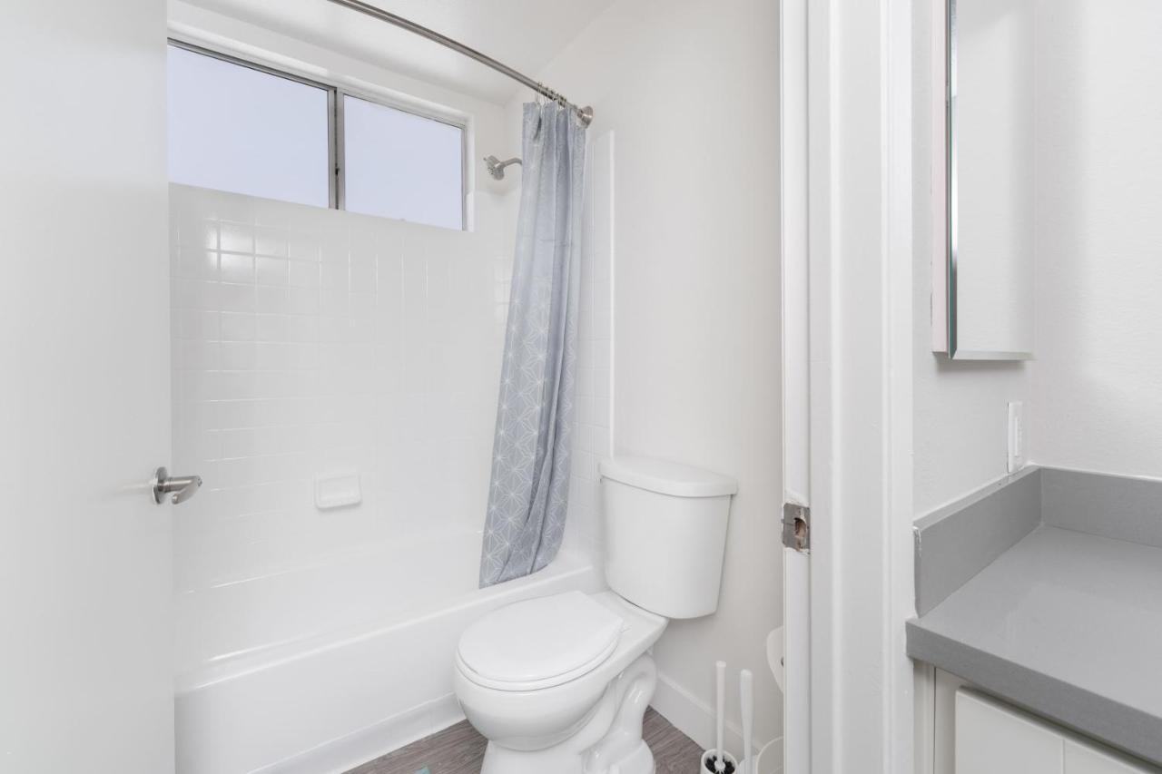Apartment Universal 8 Min Drive Two Bedroom With Free Parking *
