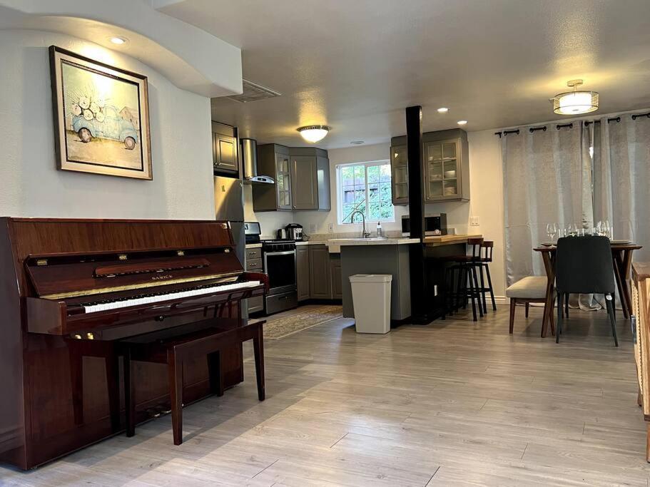 Stylish Mediterranean Villa, Pool, Jacuzzi, Hollywood & Malibu Bliss Los Angeles