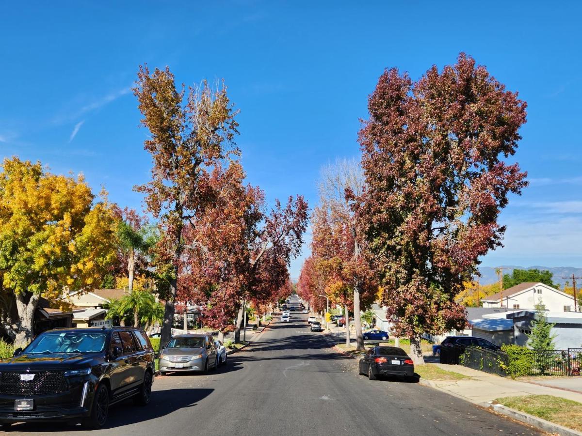 4 Bedroom Encino W/ Amazing Yard, Near Everything Holiday home *