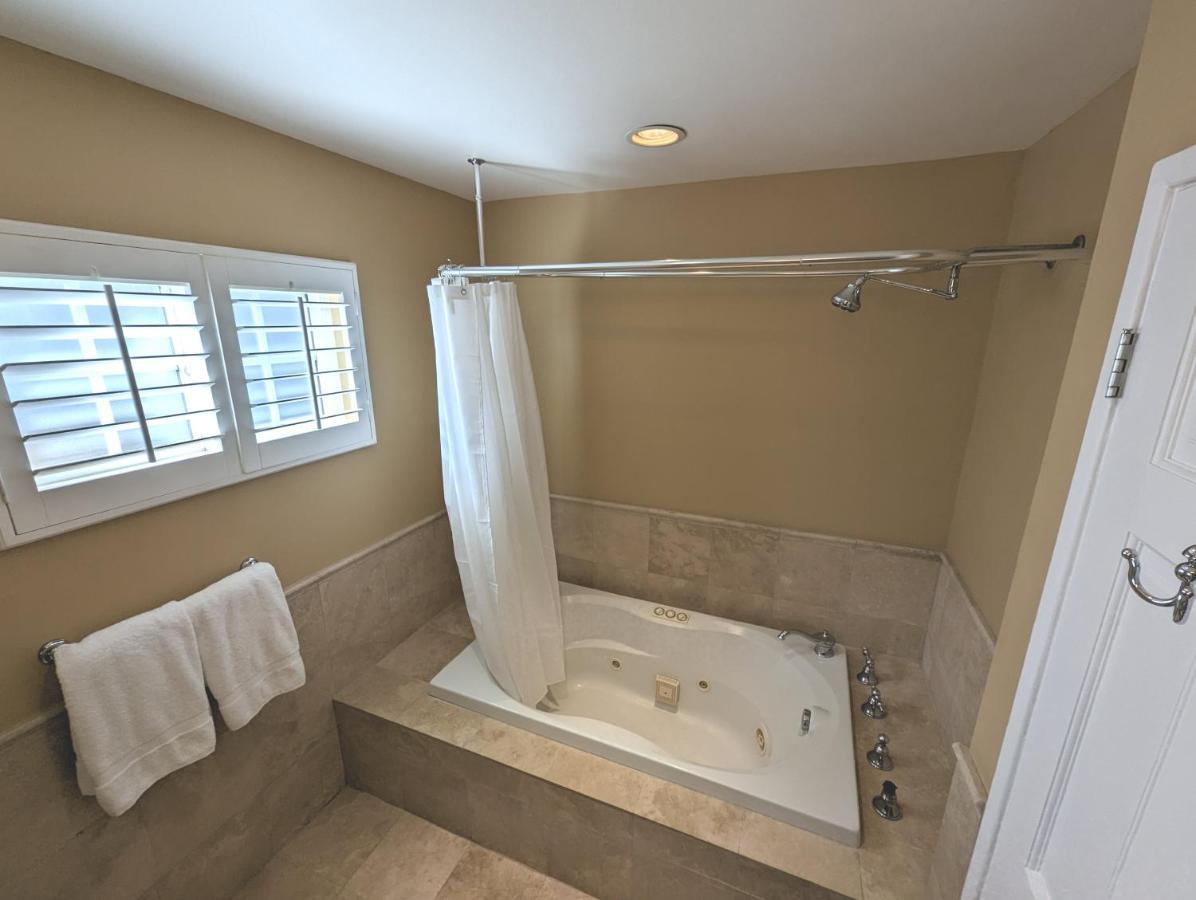 4 Bedroom Encino W/ Amazing Yard, Near Everything Holiday home