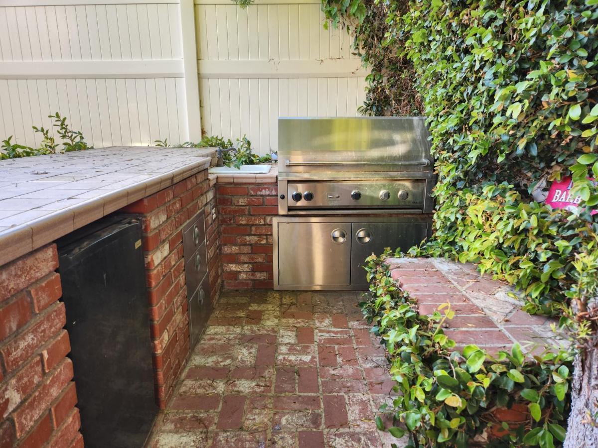 4 Bedroom Encino W/ Amazing Yard, Near Everything Holiday home