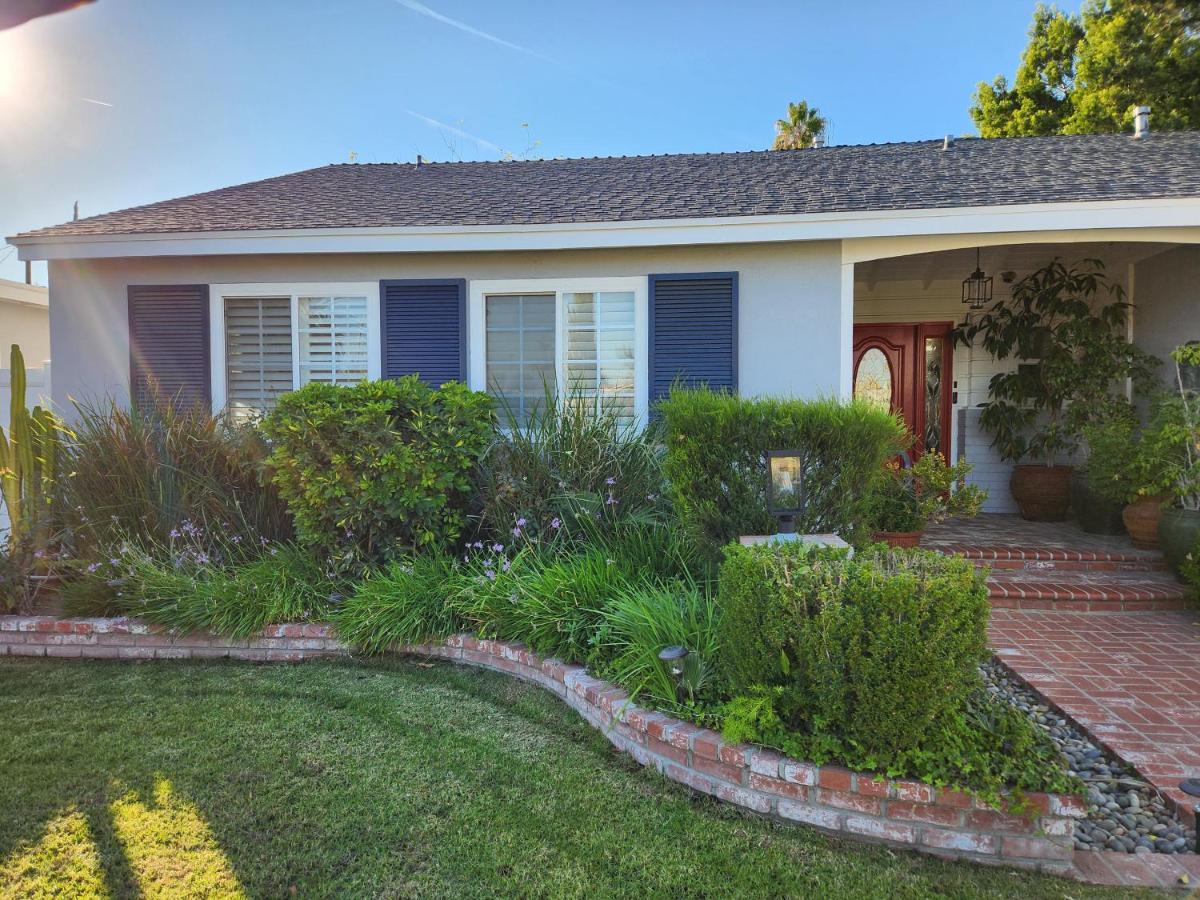 4 Bedroom Encino W/ Amazing Yard, Near Everything Holiday home *