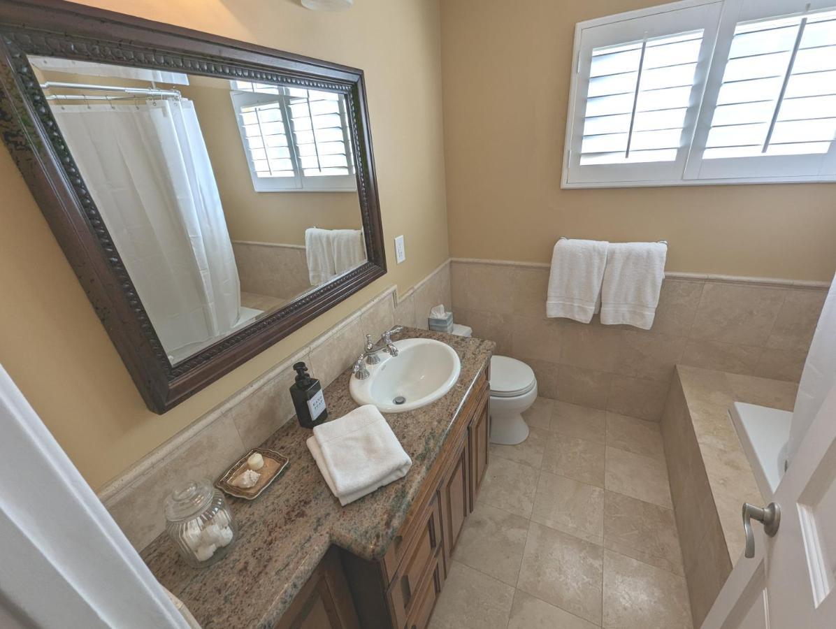 Holiday home 4 Bedroom Encino W/ Amazing Yard, Near Everything *