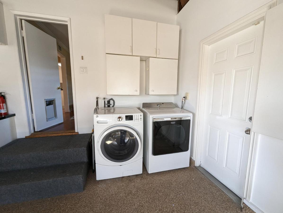 4 Bedroom Encino W/ Amazing Yard, Near Everything Holiday home