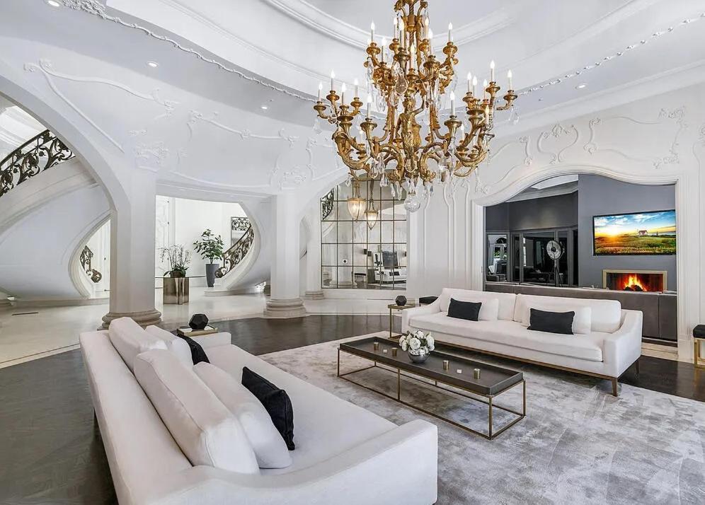 Sophisticated Estate In Beverly Hills Villa