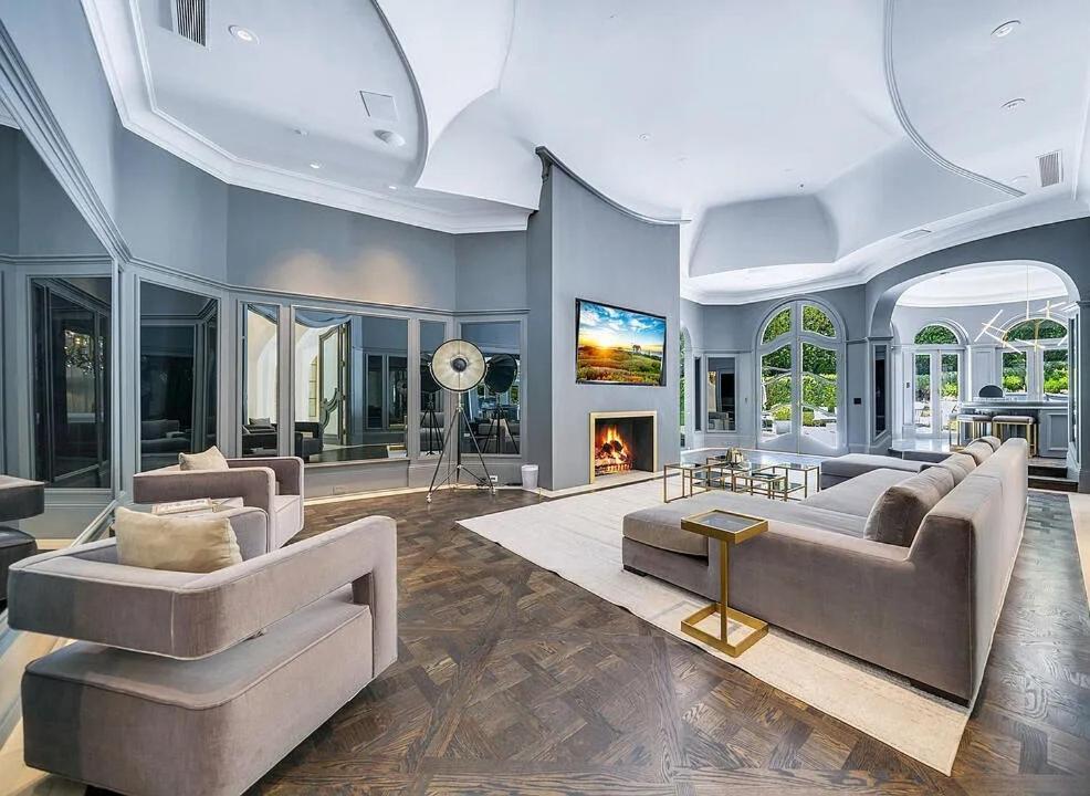 Sophisticated Estate In Beverly Hills Villa *
