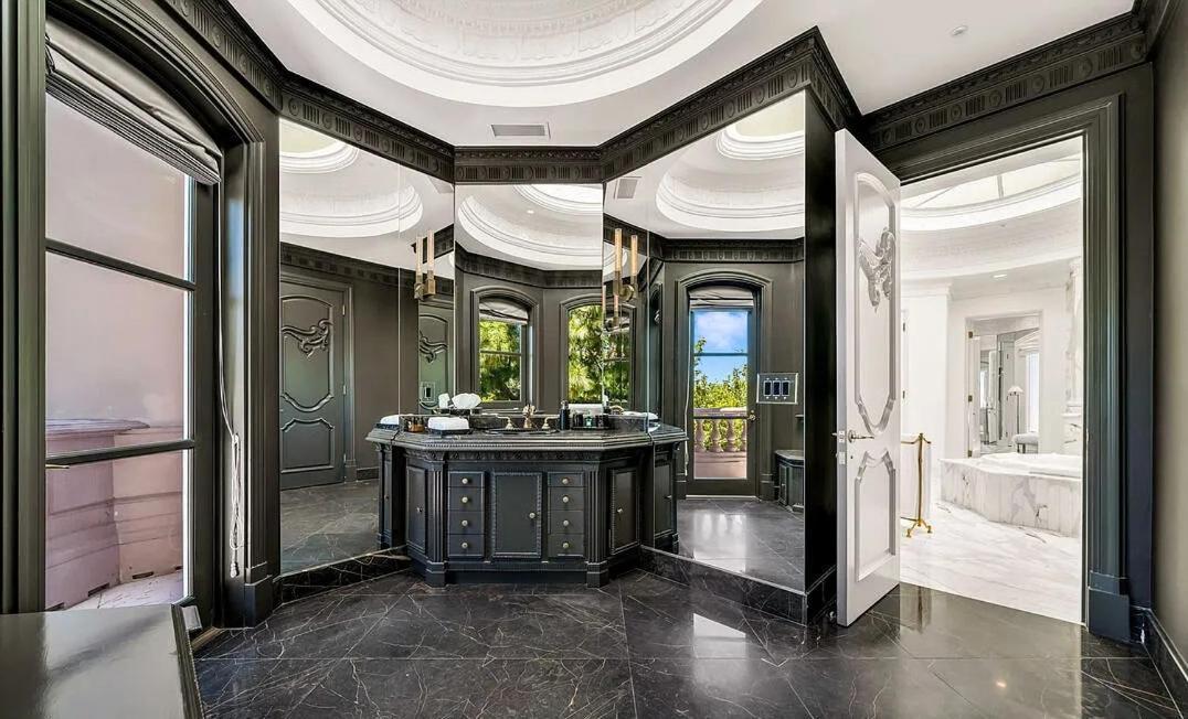 Sophisticated Estate In Beverly Hills Villa *