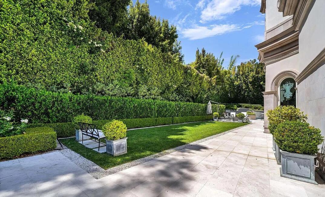 Sophisticated Estate In Beverly Hills Villa