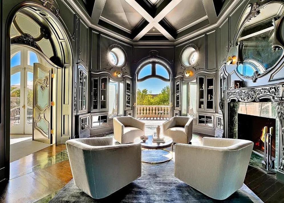 Sophisticated Estate In Beverly Hills Villa