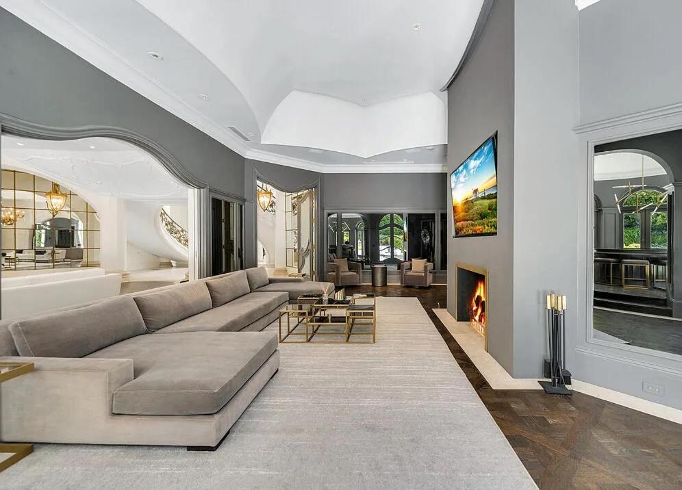 Sophisticated Estate In Beverly Hills