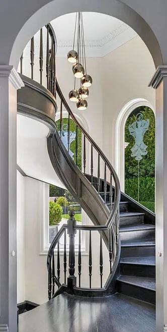 Sophisticated Estate In Beverly Hills Villa
