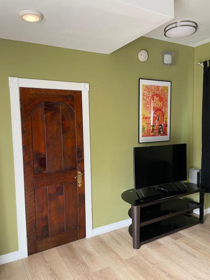 Private W/ Private Full Bathroom & Wifi & Ac & Shared Kitchen In Angeles Homestay