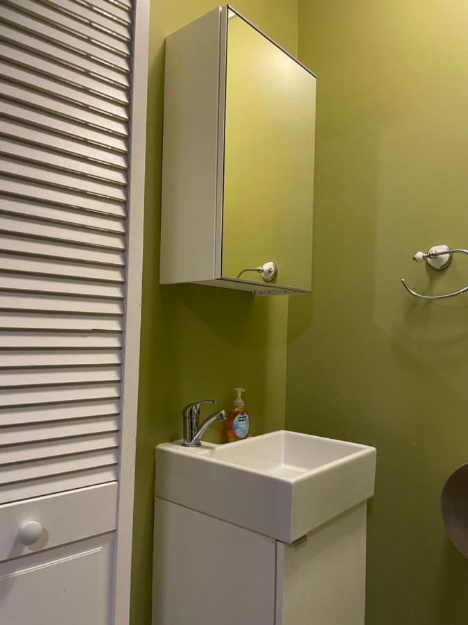 Private La Bedroom W Private Half-bathroom - Ac - Wifi - Private Fridge -smart Tv