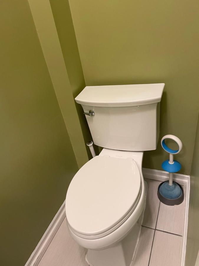 Private La Bedroom W Private Half-bathroom - Ac - Wifi - Private Fridge -smart Tv