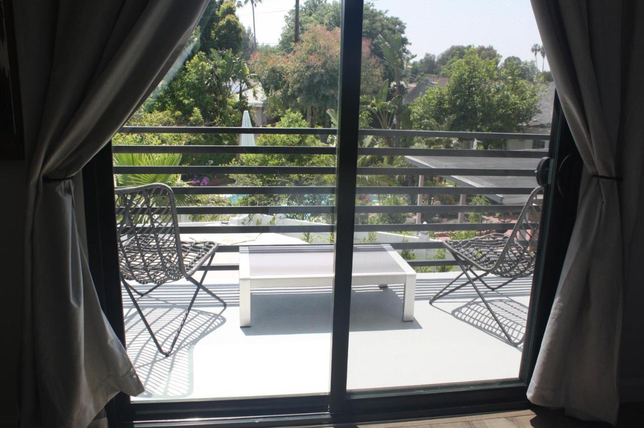Great House In Middle Of La Los Angeles
