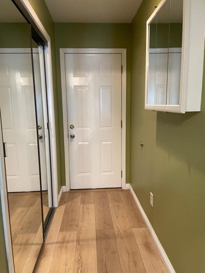 Private In Angeles With Wifi, Tv, And View Of Hollywood Sign & Shared Kitchen