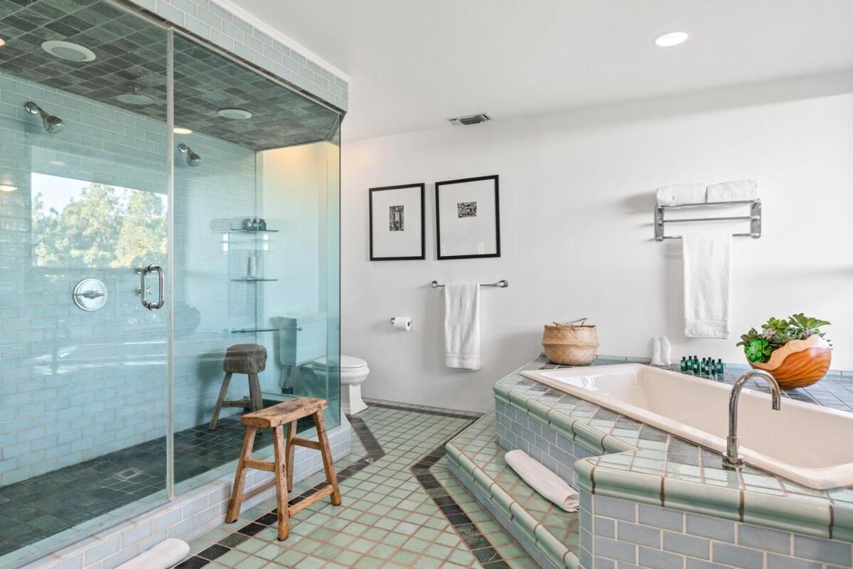 Mid Century Modern In Trousdale With Tennis Holiday home Los Angeles