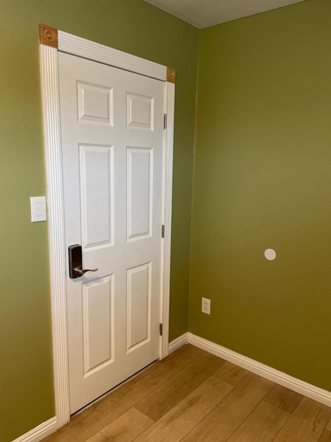 Private In Angeles With Wifi, Tv, And View Of Hollywood Sign & Shared Kitchen * Los Angeles