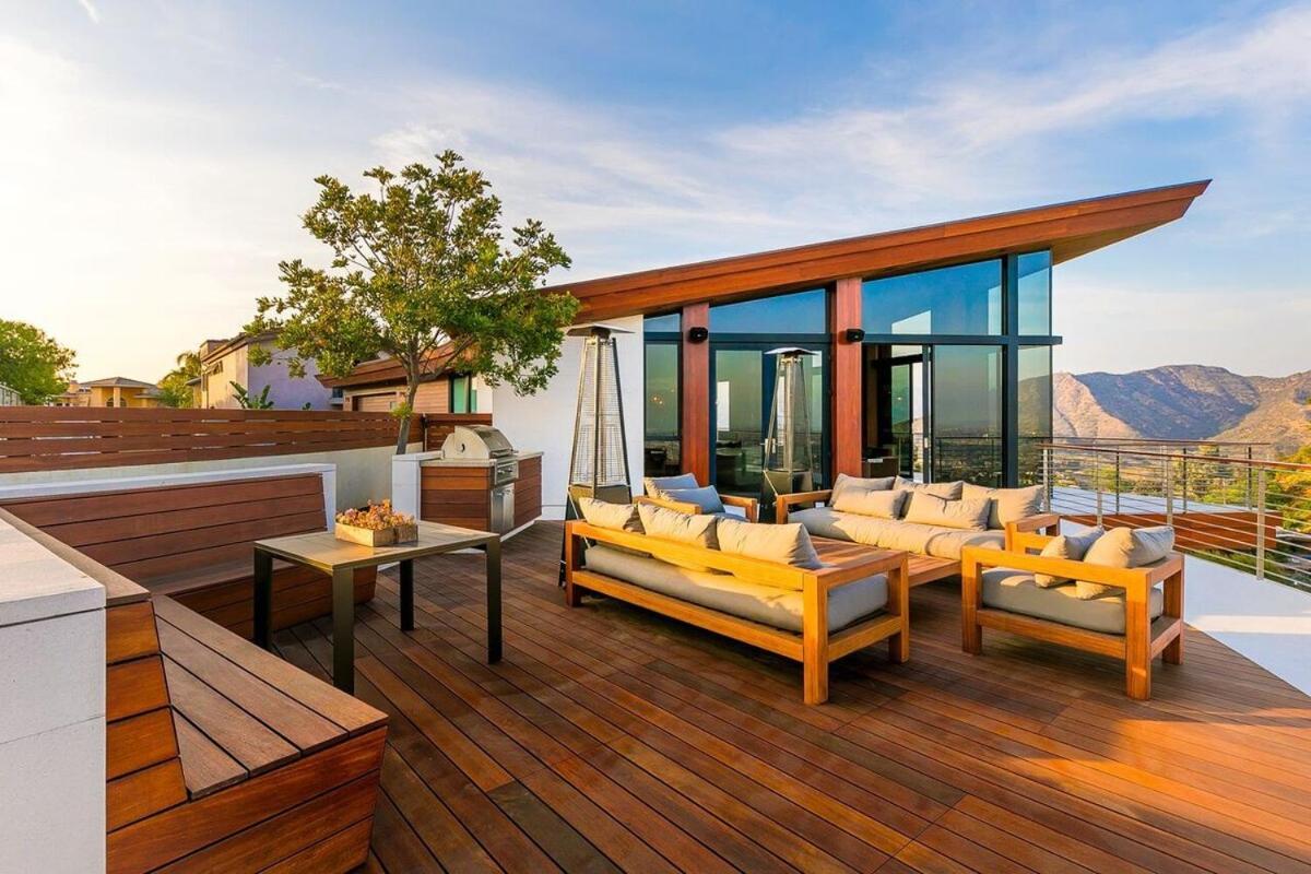 Modern With Unmatched Skyline Views *