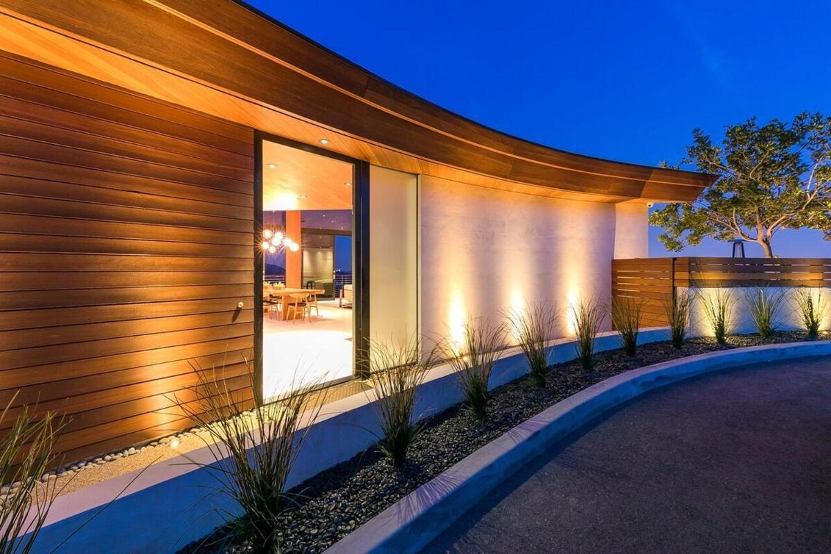Modern With Unmatched Skyline Views *