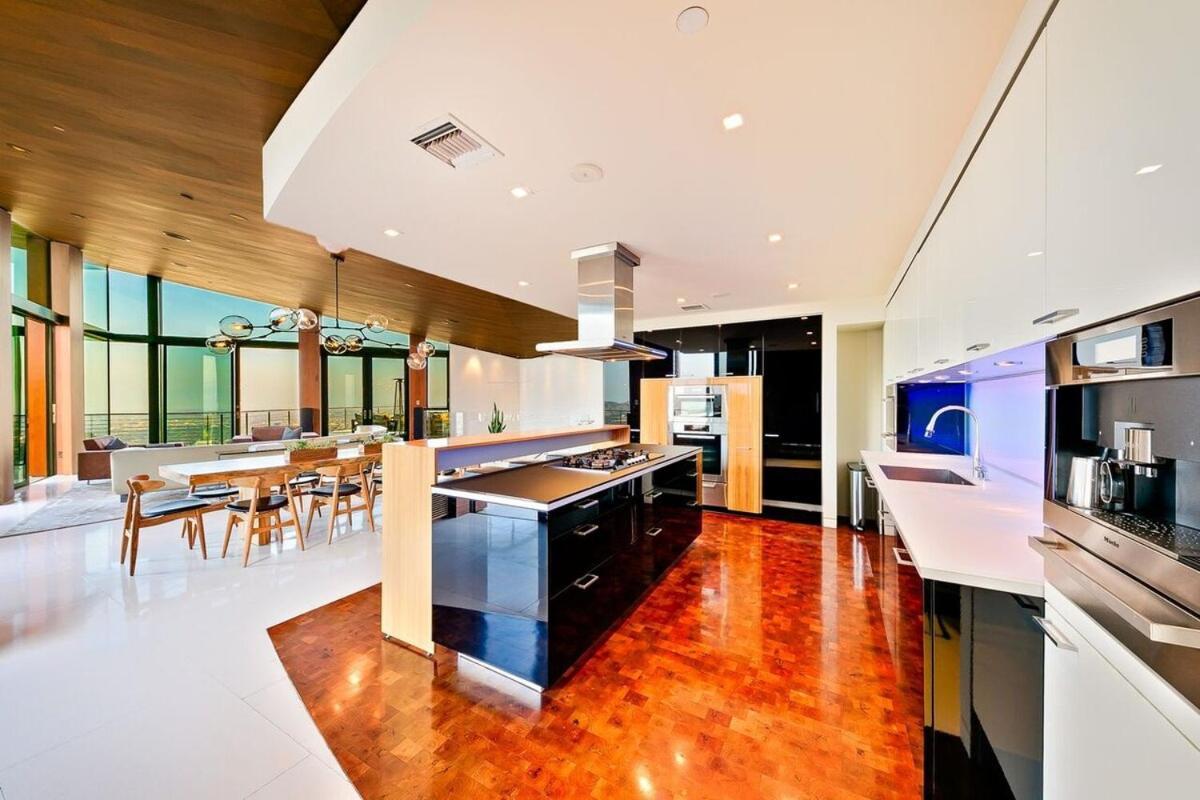 Casa de férias Modern With Unmatched Skyline Views *