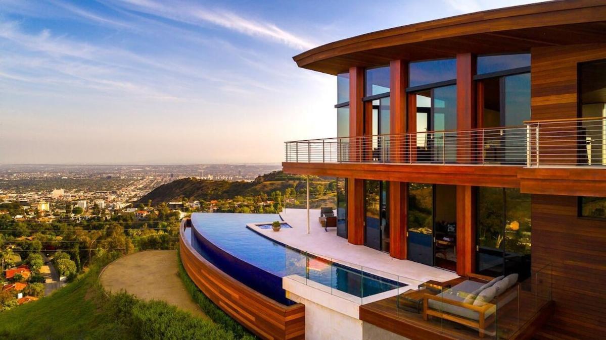 Modern With Unmatched Skyline Views *