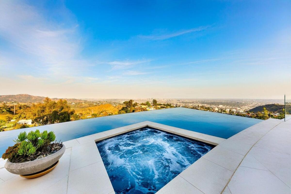 Modern With Unmatched Skyline Views *