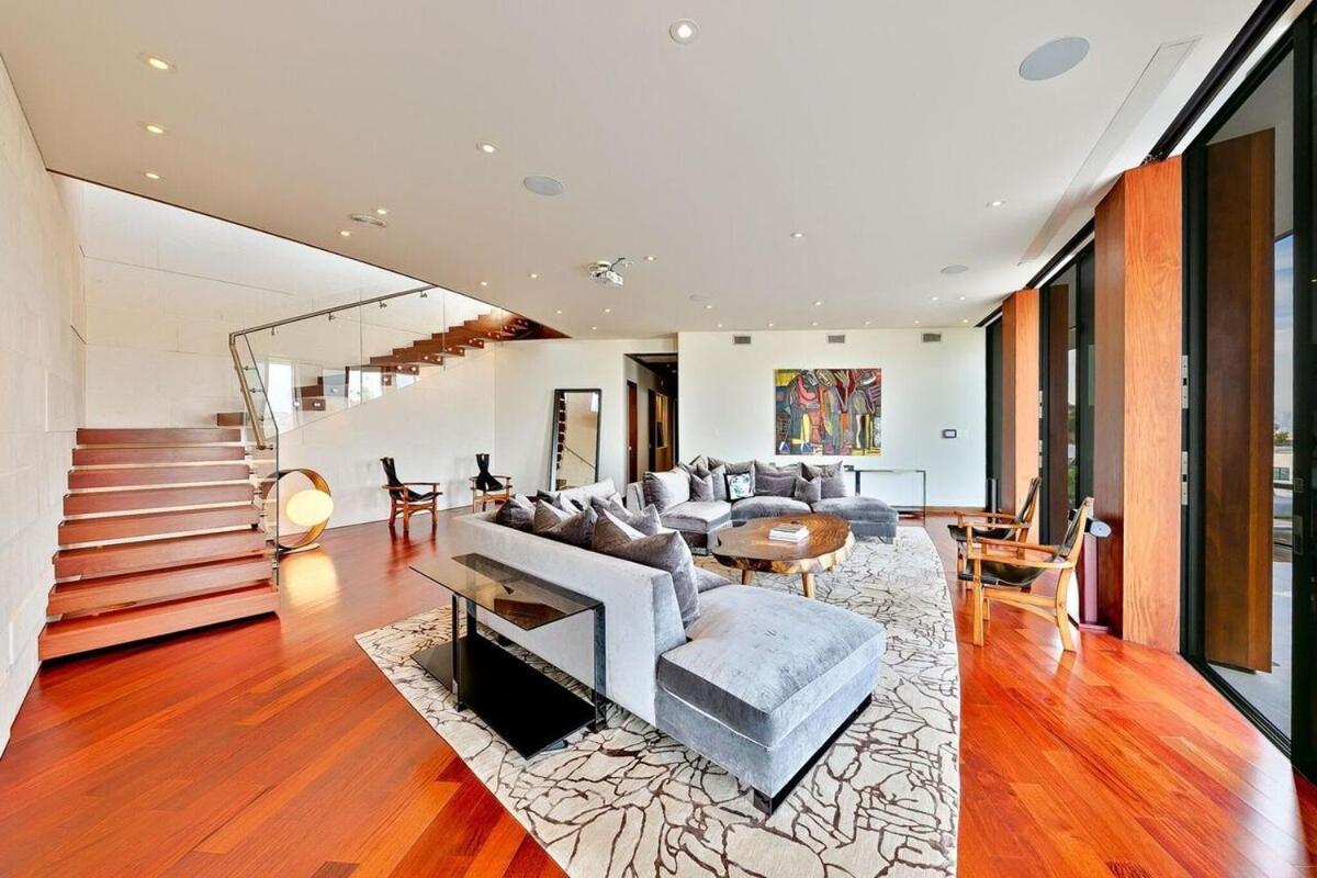 Modern With Unmatched Skyline Views *