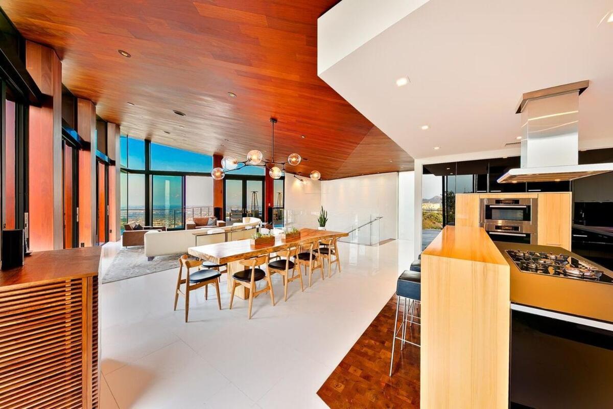 Casa de férias Modern With Unmatched Skyline Views