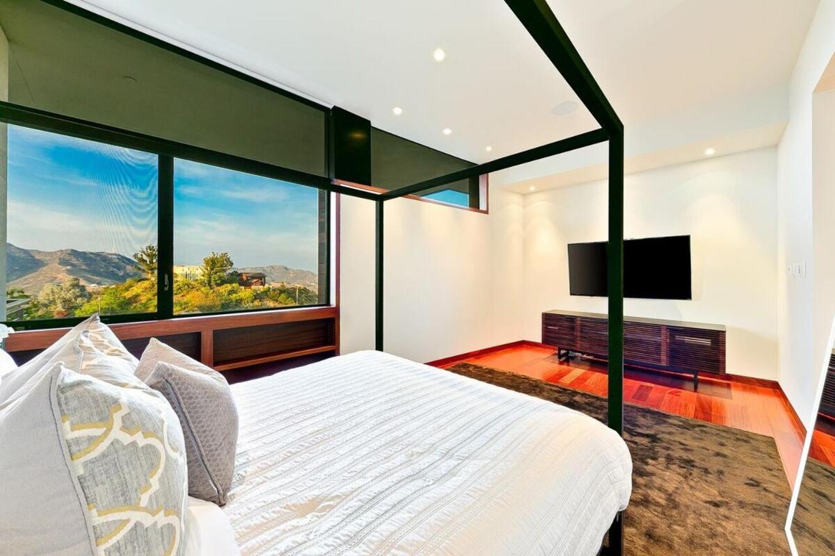 Modern With Unmatched Skyline Views *