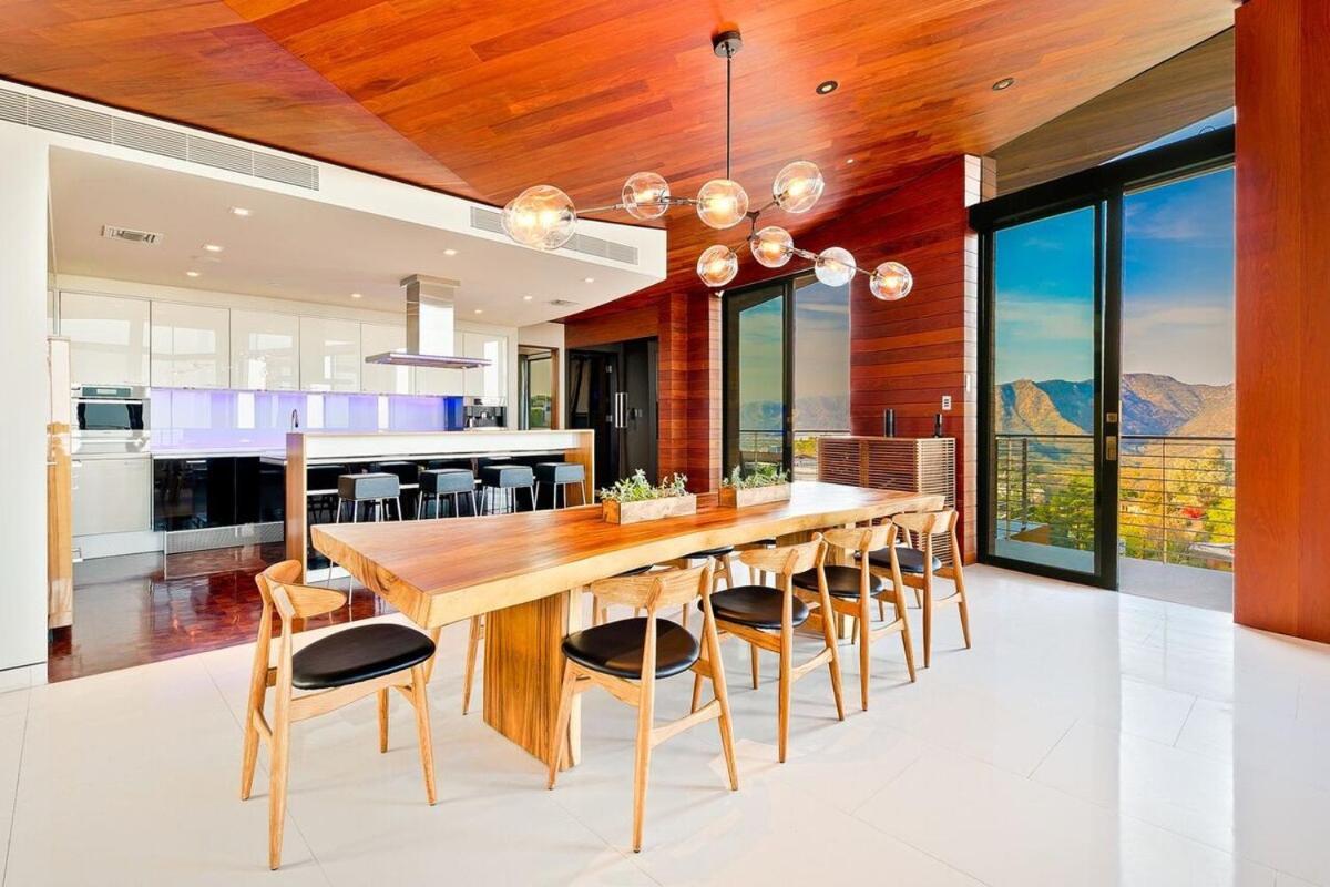 Casa de férias Modern With Unmatched Skyline Views