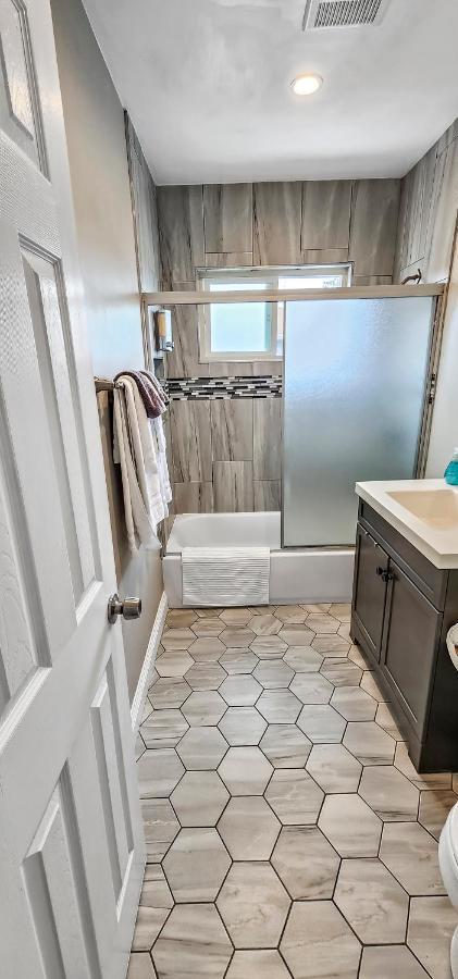 15 Mins To Venice Beach, Lax And Private Parking Apartment