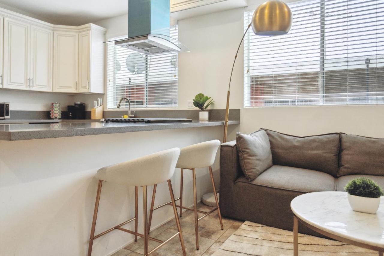 Blue Palm Hollywood Apartment