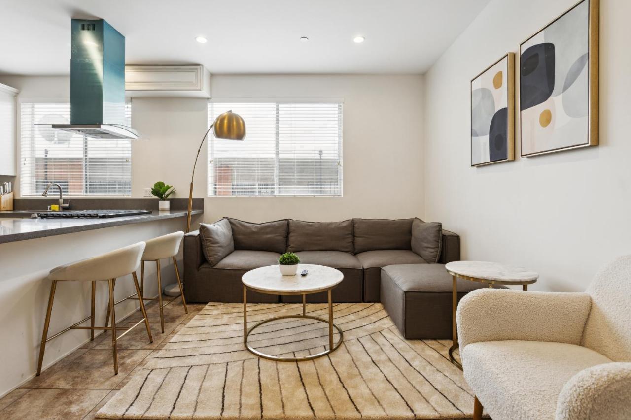 Blue Palm Hollywood Apartment