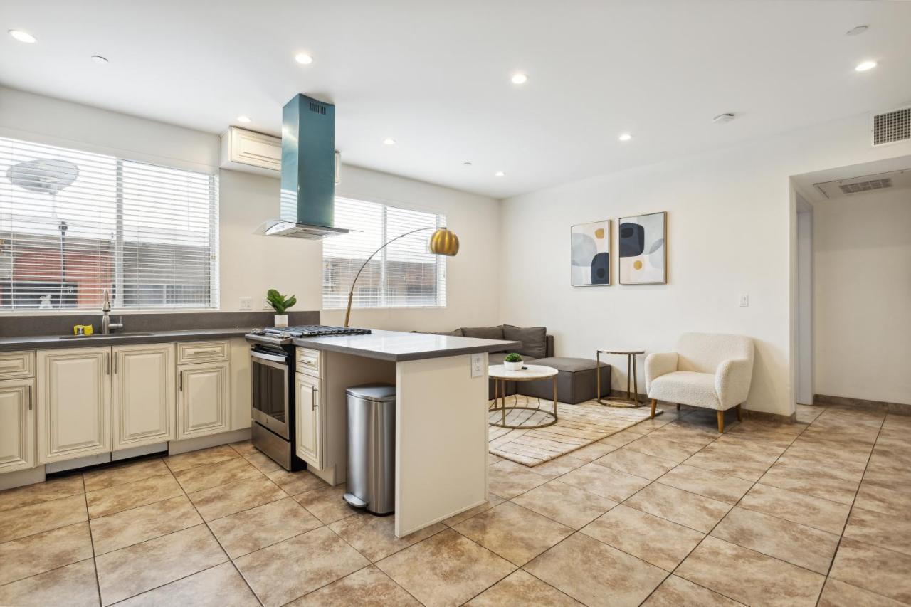 Blue Palm Hollywood Apartment Los Angeles