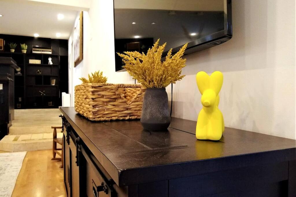 3 Bedroom + Near Venice + Redecorated + Backyard With Bbq