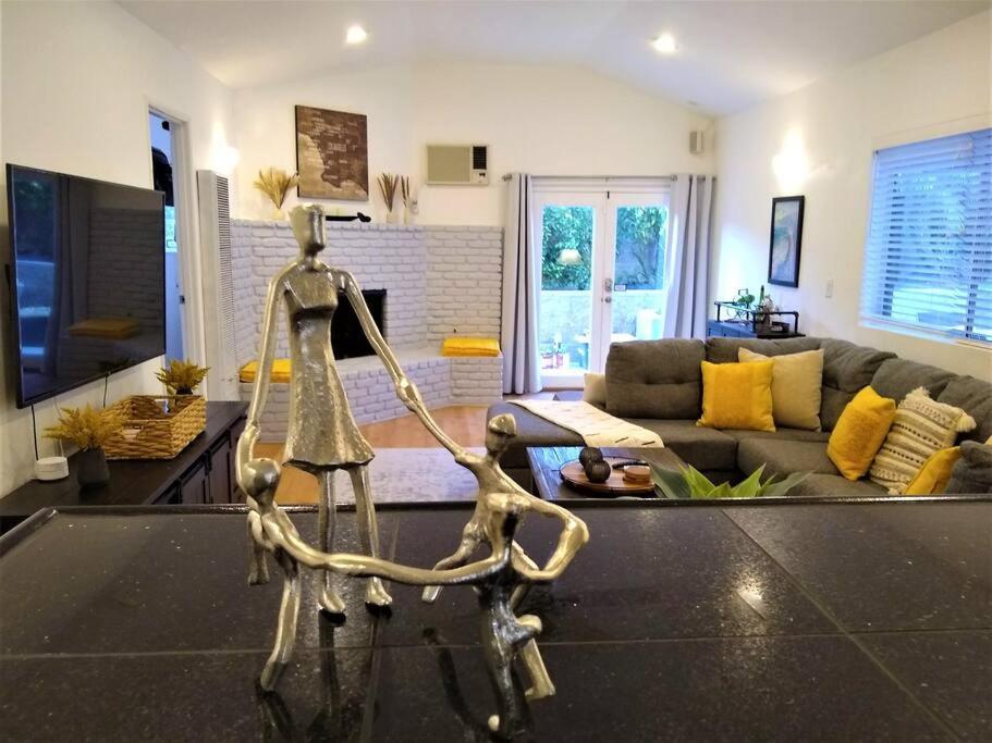 3 Bedroom + Near Venice + Redecorated + Backyard With Bbq Villa Los Angeles