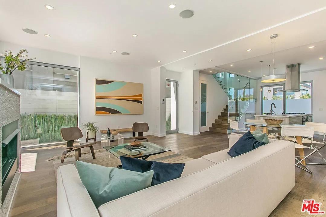 Brooks Apartment *