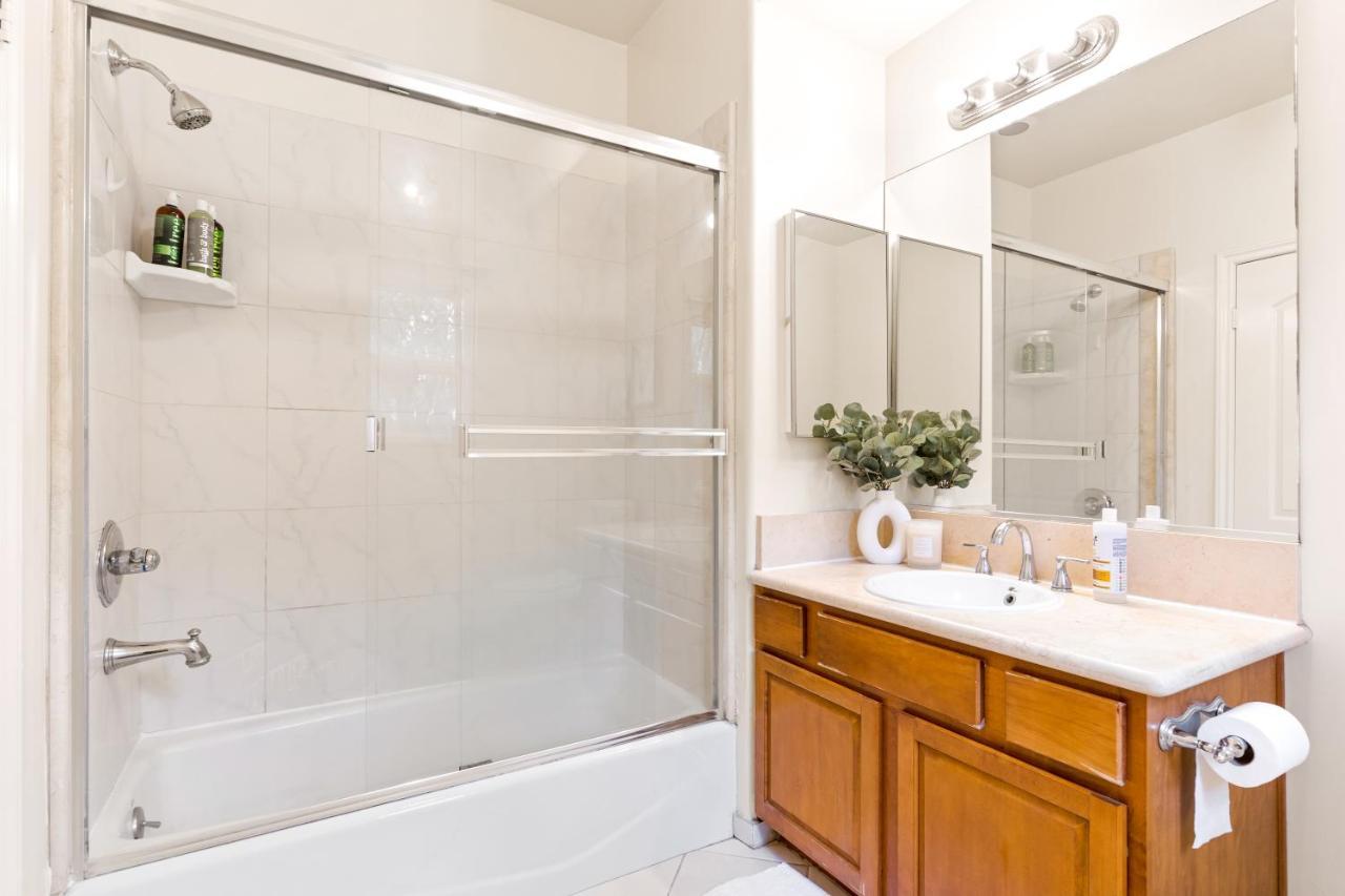 Charming And Stylish In The Heart Of La