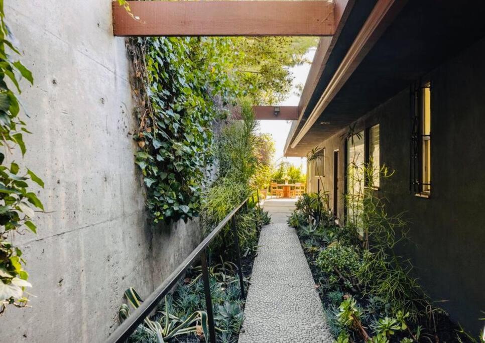 Holiday home Urban Oasis: Stylish Mid-century In Weho