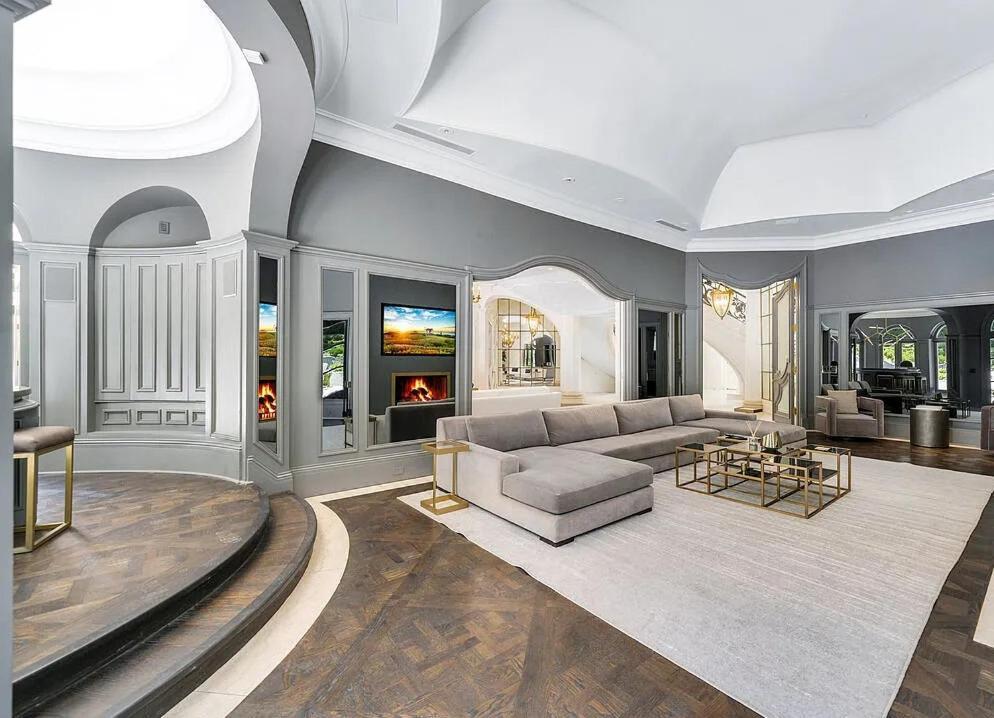 Sophisticated Estate In Beverly Hills