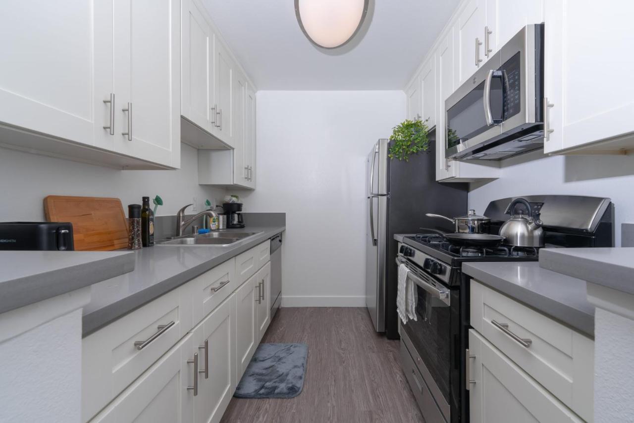 Apartment Universal 8 Min Drive Two Bedroom With Free Parking