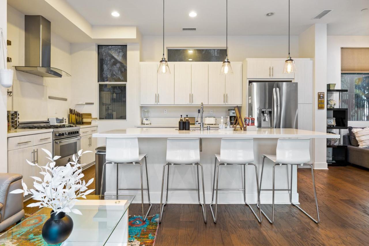 Chic Silver Oasis With Breathtaking Skyline Views, Private Rooftop & Garage * Los Angeles