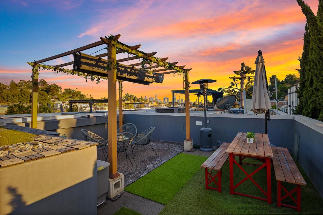 Chic Silver Oasis With Breathtaking Skyline Views, Private Rooftop & Garage Los Angeles