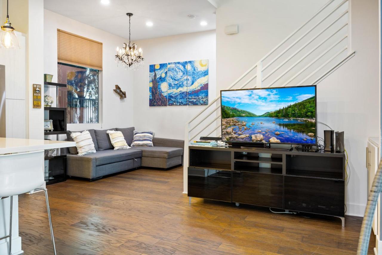 Chic Silver Oasis With Breathtaking Skyline Views, Private Rooftop & Garage Los Angeles