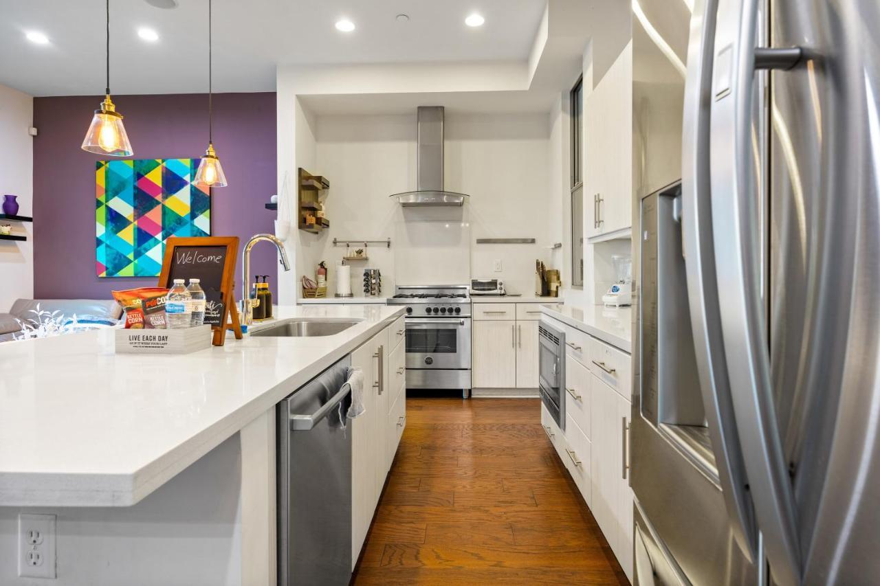 Villa Chic Silver Oasis With Breathtaking Skyline Views, Private Rooftop & Garage Los Angeles