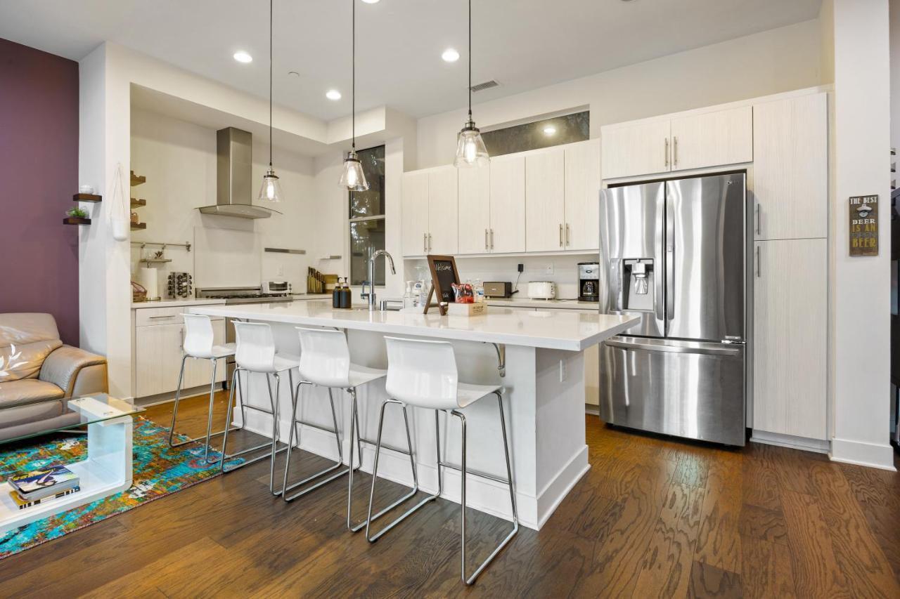 Chic Silver Oasis With Breathtaking Skyline Views, Private Rooftop & Garage Los Angeles