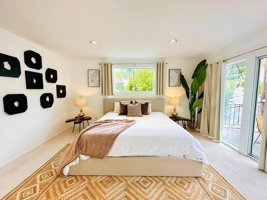 Urban Oasis: Stylish Mid-century In Weho Holiday home