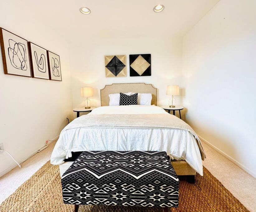 Urban Oasis: Stylish Mid-century In Weho Holiday home Los Angeles