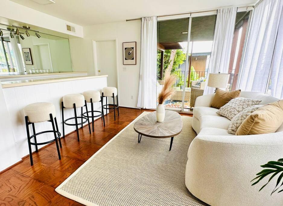 Holiday home Urban Oasis: Stylish Mid-century In Weho *